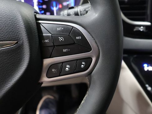 Used 2024 Chrysler Pacifica Touring-L FWD image 40