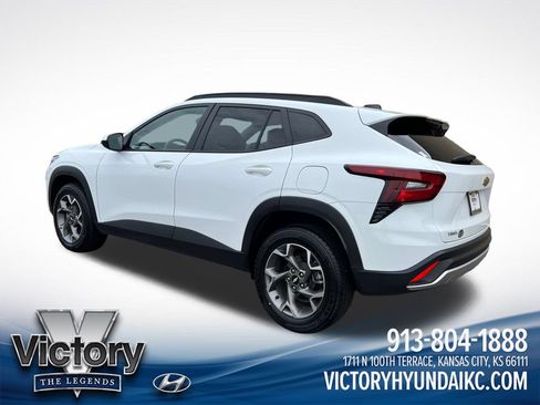 Used 2025 Chevrolet Trax LT FWD image 3