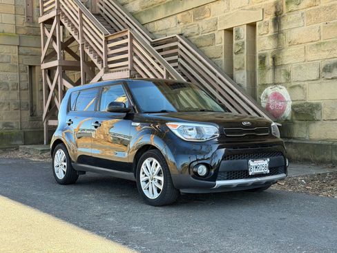 Used 2018 Kia Soul + FWD image 2