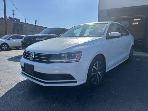 Used 2017 Volkswagen Jetta SE FWD image 3
