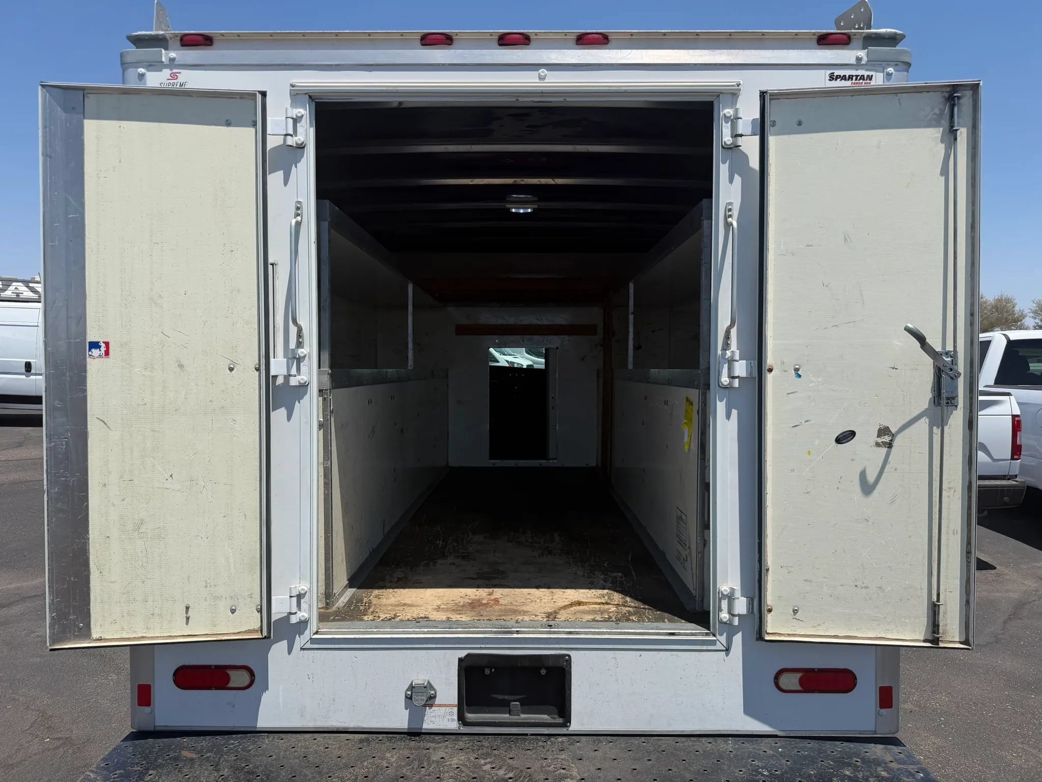 Used 2018 Chevrolet Express 3500 w/ Chrome Appearance Package RWD image 12