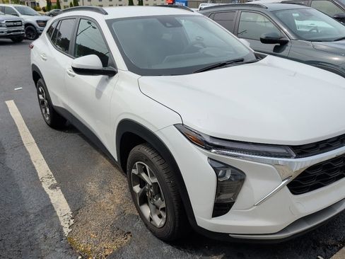 Used 2025 Chevrolet Trax LT FWD image 2