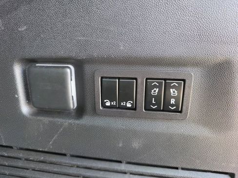 Used 2023 Chevrolet Suburban Premier AWD/4WD image 19