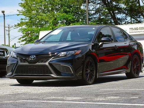 Used 2022 Toyota Camry SE FWD image 6