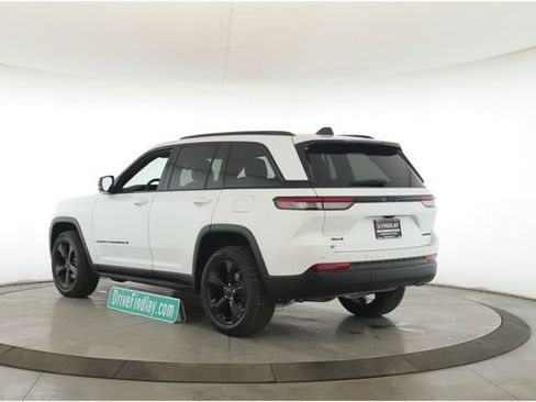 Used 2025 Jeep Grand Cherokee Limited w/ Black Appearance Package image 8