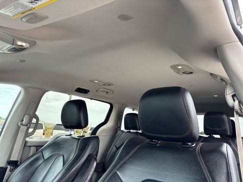 Used 2017 Chrysler Pacifica Touring-L FWD image 18