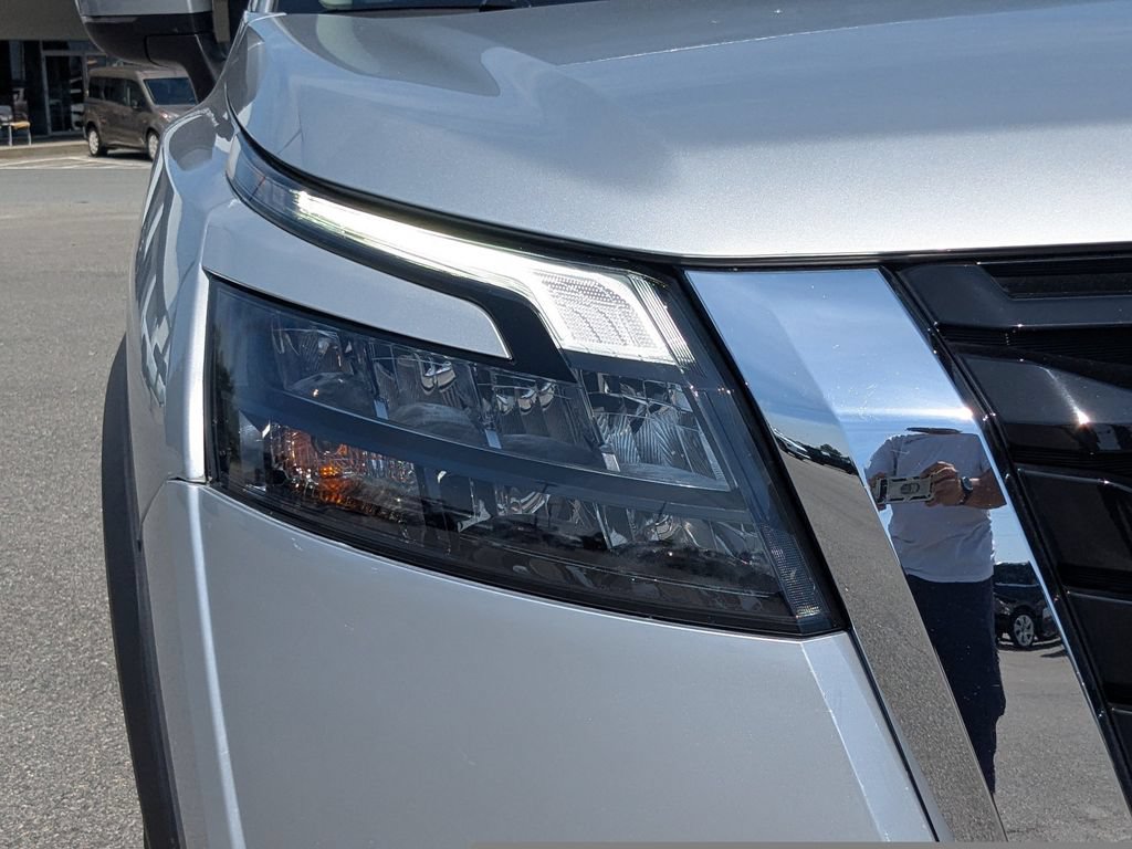 Used 2025 Nissan Pathfinder SL FWD image 8