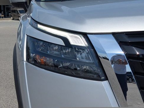 Used 2025 Nissan Pathfinder SL FWD image 8