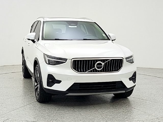 Used 2023 Volvo XC40 B5 Ultimate w/ Climate Package AWD/4WD image 2