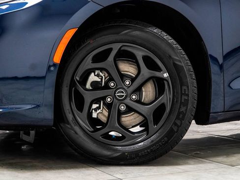 Used 2025 Chrysler Pacifica Premium FWD image 3