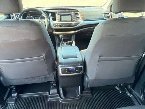 Used 2019 Toyota Highlander LE AWD/4WD image 20