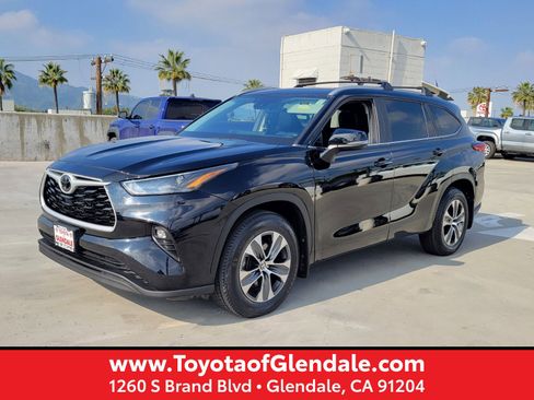 Certified 2023 Toyota Highlander XLE image 1