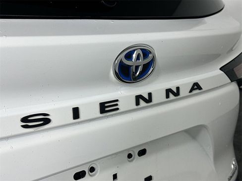 Used 2024 Toyota Sienna LE image 28