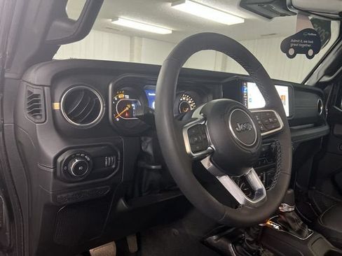 Used 2025 Jeep Wrangler Unlimited Sahara AWD/4WD image 10