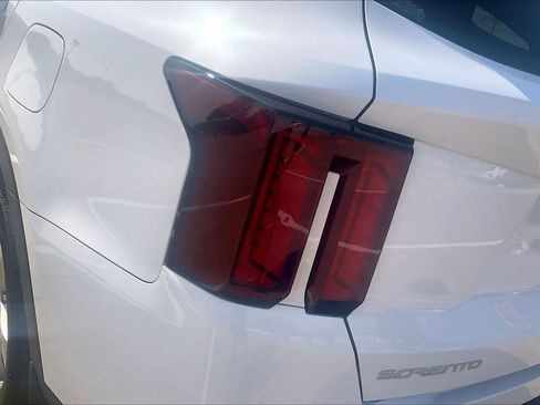 Certified 2025 Kia Sorento LX FWD image 29