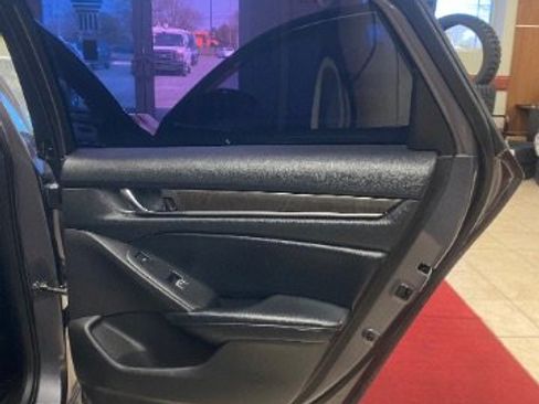 Used 2018 Honda Accord Touring image 14