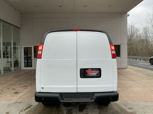 Used 2017 Chevrolet Express 2500 image 21