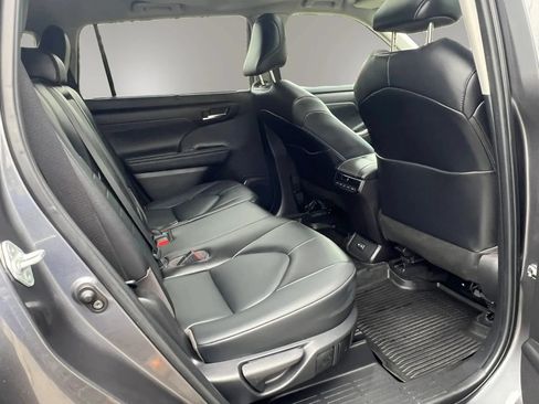 Used 2022 Toyota Highlander XLE AWD/4WD image 31