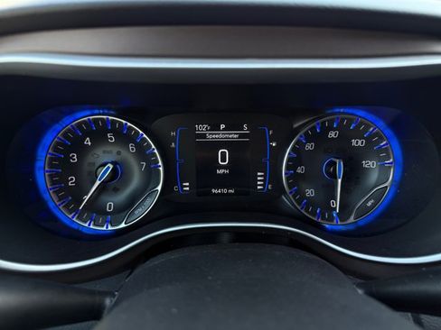 Used 2022 Chrysler Voyager LX FWD image 9