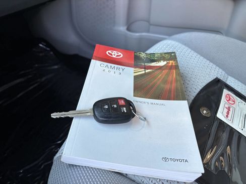 Used 2013 Toyota Camry LE image 41