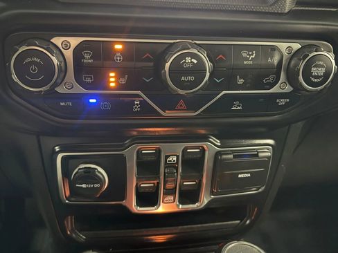 Used 2022 Jeep Wrangler Unlimited Sahara w/ Cold Weather Group AWD/4WD image 31