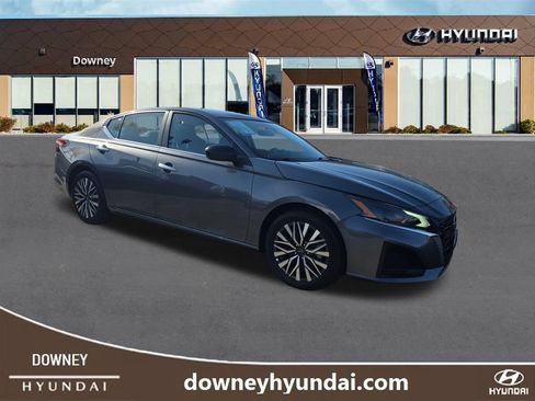 Used 2025 Nissan Altima 2.5 SV FWD image 7