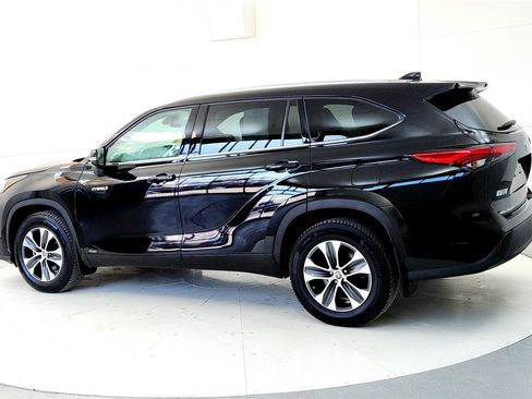 Certified 2021 Toyota Highlander XLE image 4