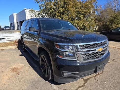 Used 2017 Chevrolet Suburban LT image 2