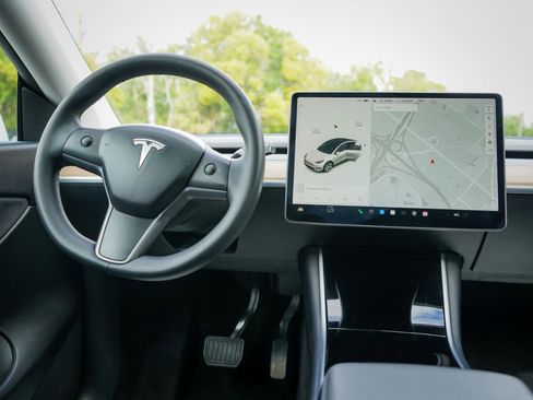 Used 2021 Tesla Model Y Long Range image 10