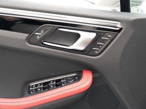 Certified 2026 Porsche Macan AWD/4WD image 23