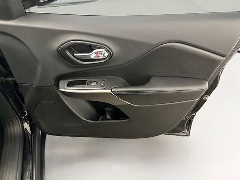 Used 2019 Jeep Cherokee Latitude Plus w/ Comfort/Convenience Group image 33