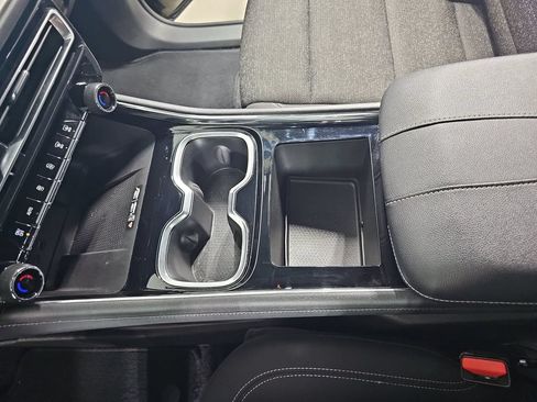 Used 2025 Chevrolet Traverse LT AWD/4WD image 32