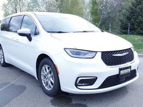 Certified 2023 Chrysler Pacifica Touring-L FWD image 10