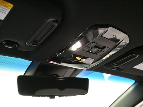 Used 2023 Toyota Venza Limited image 9