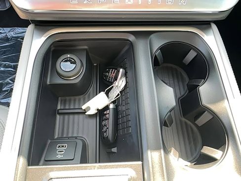 New 2025 Ford Expedition Platinum w/ Driver's Package image 20