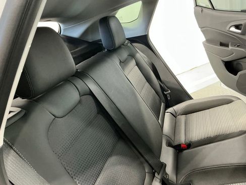 Used 2025 Chevrolet Trax LT w/ LT Convenience Package FWD image 15