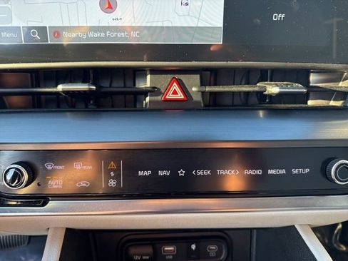 Used 2025 Kia Sportage EX image 22