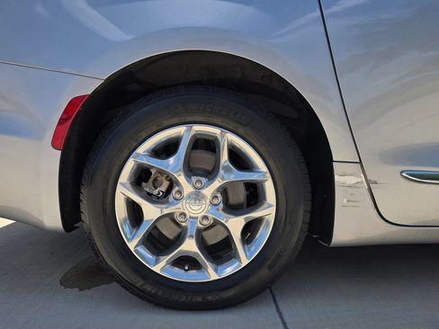 Used 2018 Chrysler Pacifica Limited FWD image 62