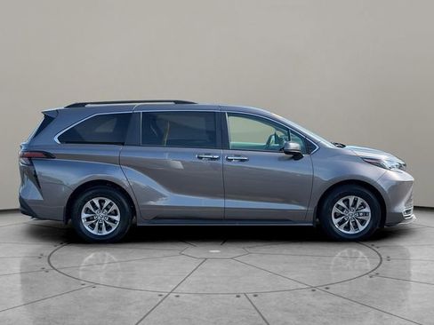 Used 2023 Toyota Sienna XLE FWD image 7