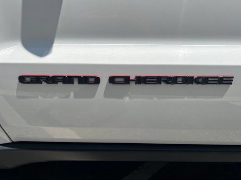 Used 2018 Jeep Grand Cherokee Trailhawk AWD/4WD image 10