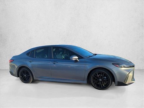 Used 2025 Toyota Camry SE FWD image 5