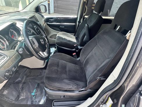 Used 2017 Dodge Grand Caravan SE w/ UConnect Hands-Free Group FWD image 14