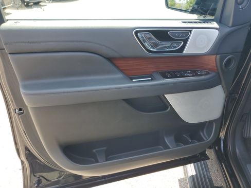 Certified 2023 Lincoln Navigator Reserve AWD/4WD image 10
