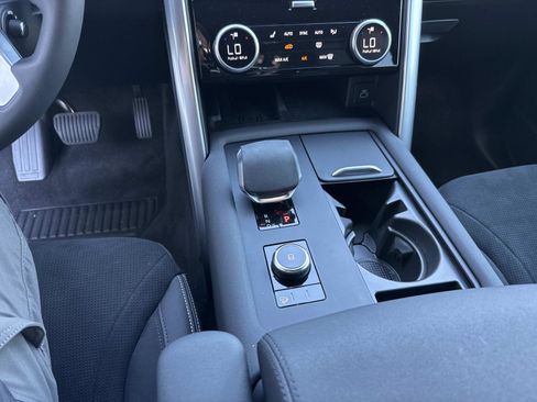 Certified 2025 Land Rover Discovery S image 27