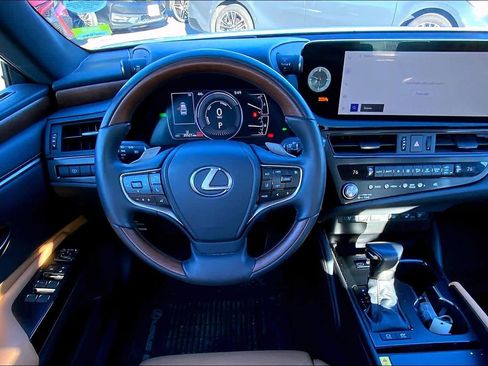 Used 2023 Lexus ES 300h w/ Luxury Package image 6