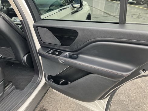 Used 2022 Lincoln Aviator AWD w/ Premium Package image 11