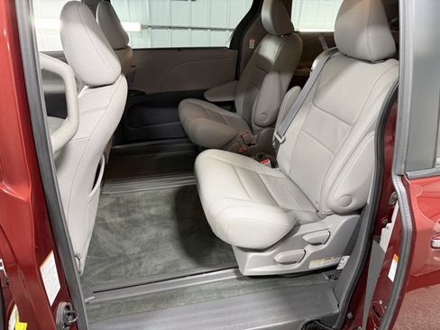 Used 2017 Toyota Sienna image 11