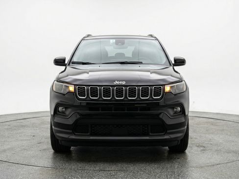 Used 2025 Jeep Compass Latitude image 2