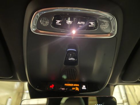 Used 2018 Volvo XC60 T6 Momentum w/ Convenience Package image 25