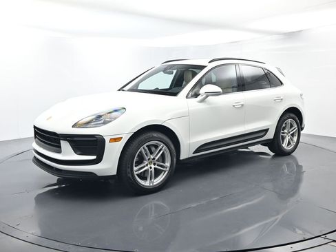 Certified 2022 Porsche Macan AWD/4WD image 1